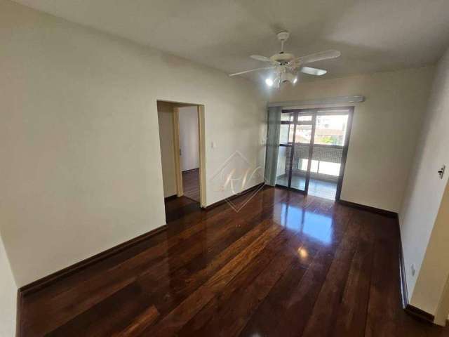 1 quadra da praia embaré!!! apartamento com sacada fechada em vidros, recém pintado, super bem localizado na cidade de santos!!!