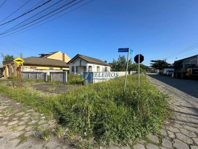 Casa à venda na Des. Ermelino Leão, 1, Costeira, Paranaguá por R$ 300.000