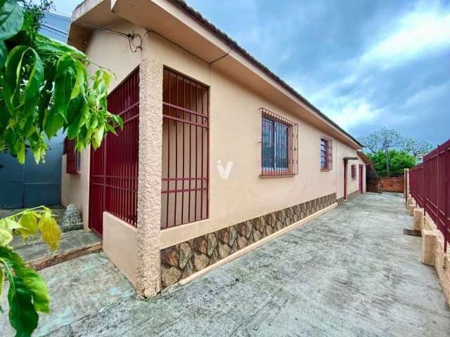 Casa de esquina no bairro Juscelino Kubitschek.