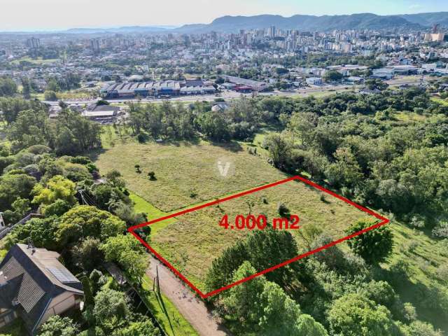 Lote de 4.000 m2 com vista panorâmica da cidade, em região com casas de alto pad