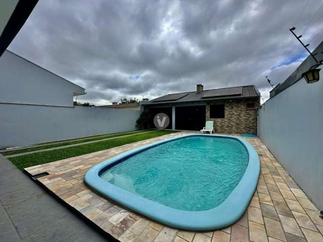 Belíssima casa de 3 dormitórios com espaço gourmet e piscina!