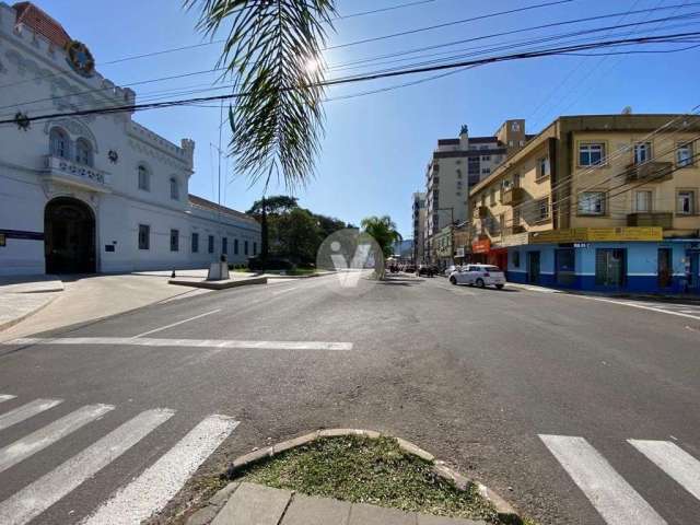 Sala térrea reformada, com porta de vidro, persianas, em frente ao quartel da 6º