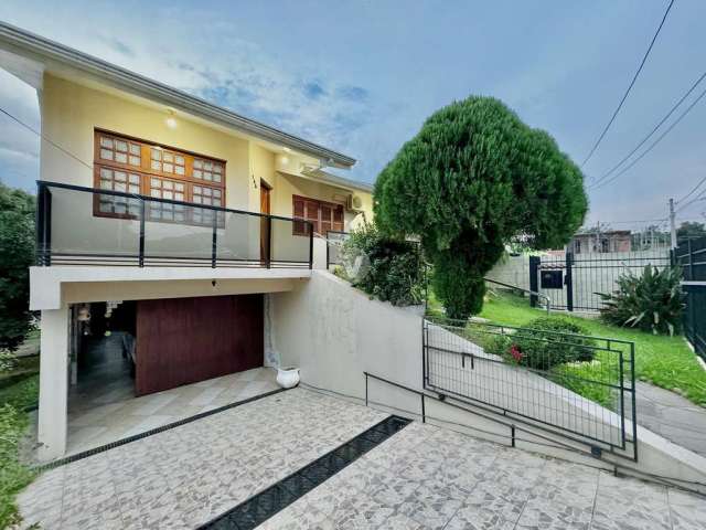 Casa no bairro Urlândia com 3 dormitórios, sendo 1 suíte e diversas garagens.