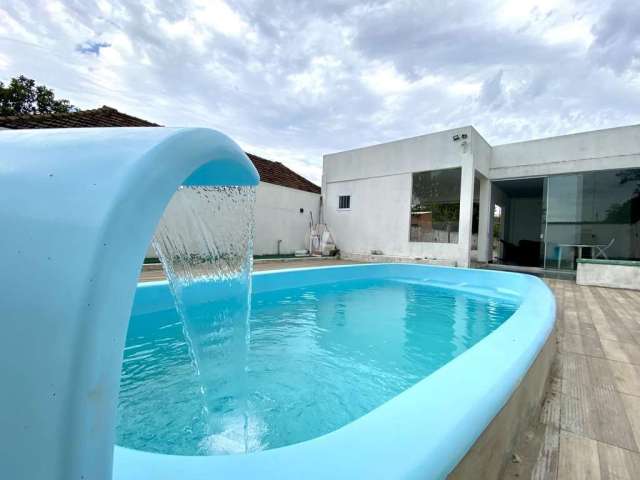 Casa com piscina, área gourmet, churrasqueira e 3 dormitórios!