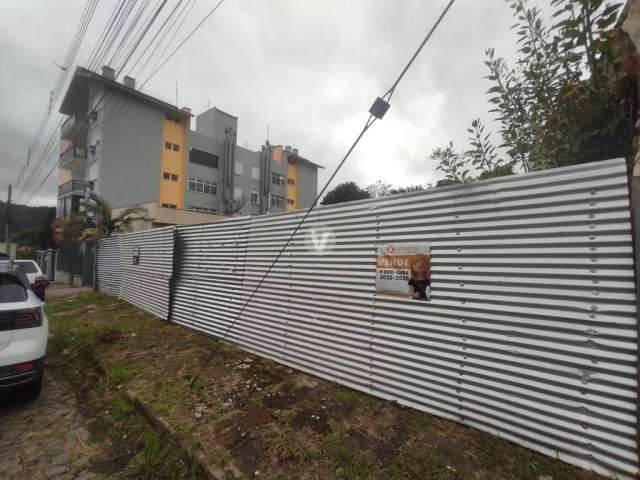 Terreno central com Projeto aprovado para construção de Casa.