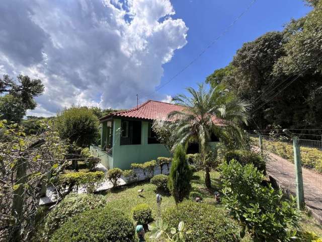 Casa com amplo pátio e muito área verde