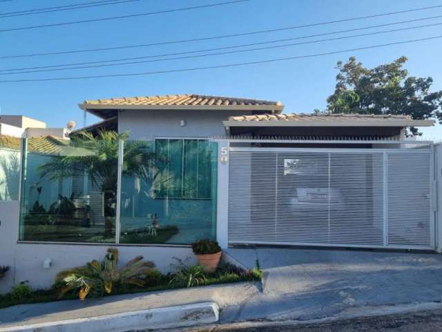 Casa de quatro quartos sendo uma suíte com armários e ar condicionado