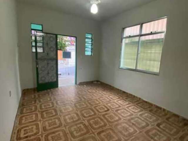 Casa com 1 quarto para alugar na Rua Sebastião de Souza Gouveia, Irajá, Rio de Janeiro por R$ 900