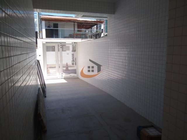 Casa Térrea com 03 Dormitórios sendo 02 Suítes no  Embaré - Santos