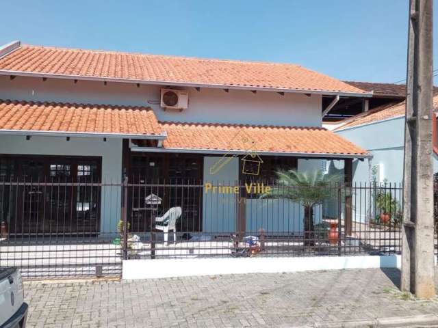 Casa com quatro quartos no bairro Adhemar Garcia