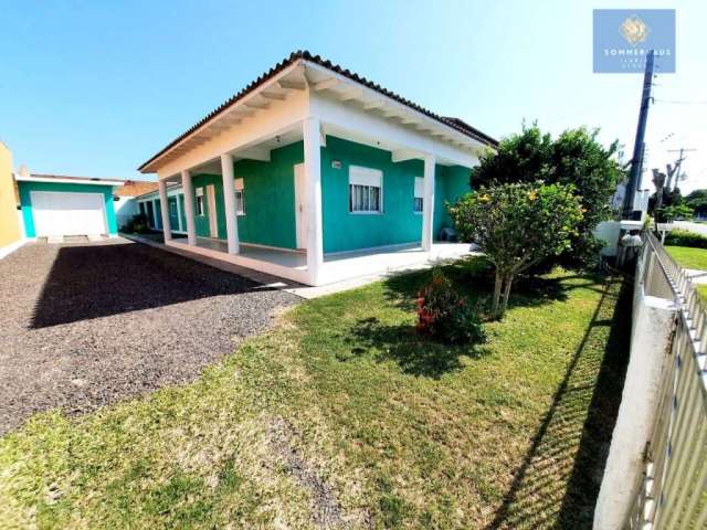 Excelente casa a venda com 3 aptos de 1 dormitório.