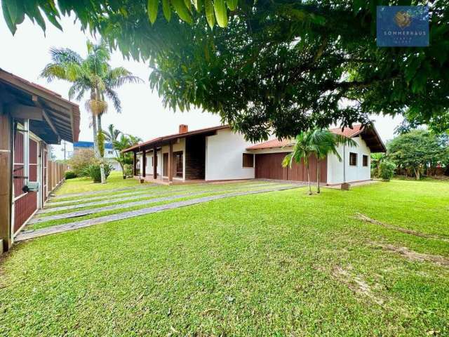 Casa em amplo terreno em Três Cachoeiras