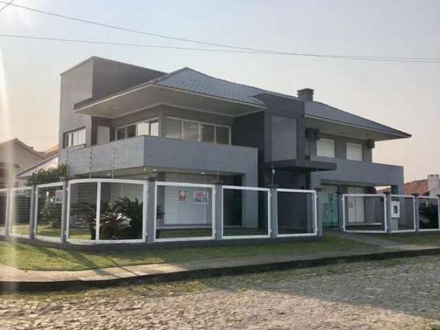 Casa 4 Dormitórios com 560m2