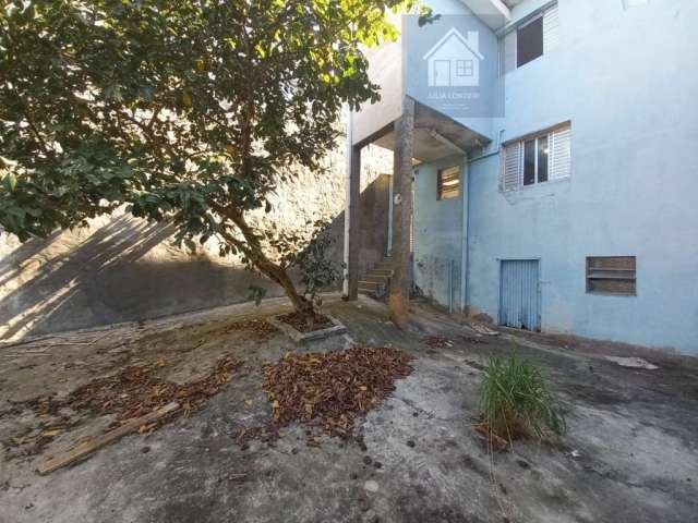 Casa com 4 quartos e quintal, terreno amplo em rua tranquila residencial