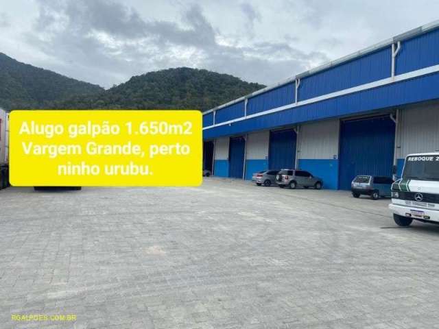 Barracão / Galpão / Depósito com 1 sala para alugar na Estrada dos Bandeirantes, Vargem Pequena, Rio de Janeiro por R$ 35.000