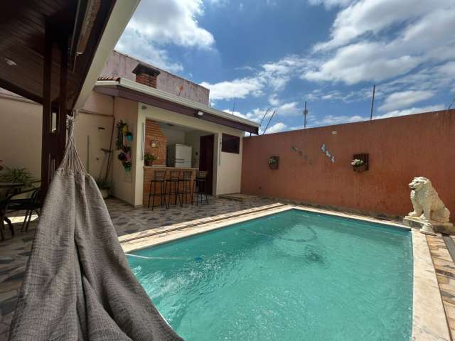 Lindo Sobrado no Wanel Ville 1 com 3 Dormitórios, sendo 1 Suíte, Área Gourmet e Piscina!