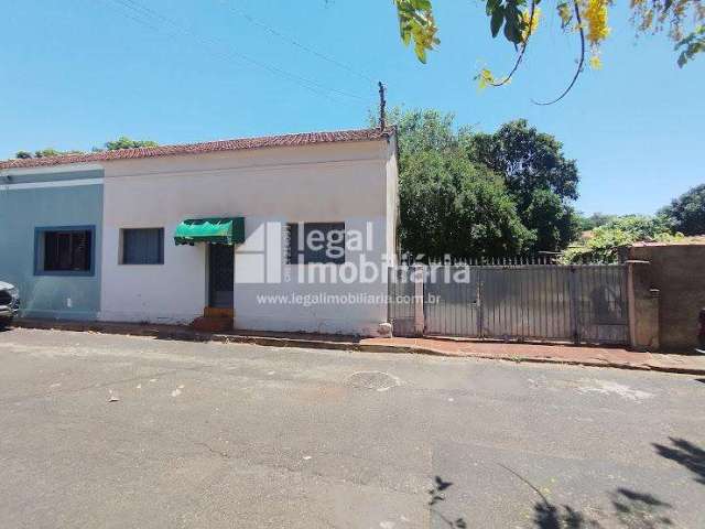 Casa antiga no centro de bonfim paulista com um belo quintal