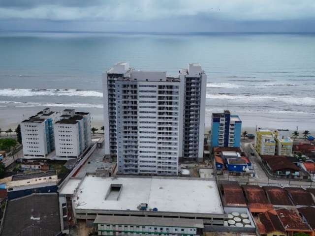 Apartamento na praia com vaga e varanda