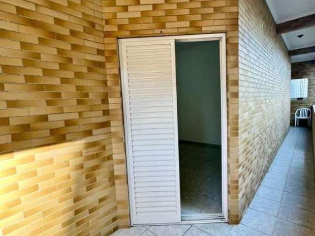 Casa espaçosa em condomínio com quintal e sacada relaxante. Ideal para famílias!