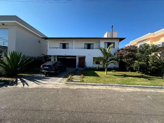 Casa em condomínio fechado no bairro Cachoeira do Bom Jesus.