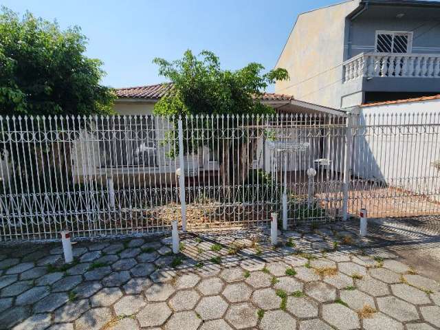 Casa com 3 quartos frente rua no Xaxim com 133m2