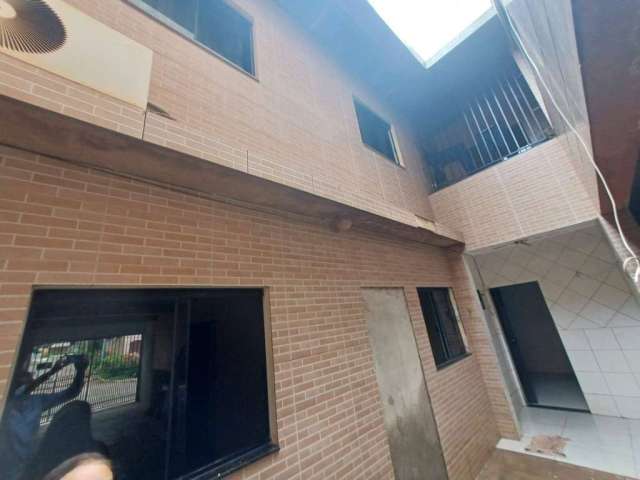 Vendo lote na 304 da Santa Maria com 4 apartamentos de 2 Qts cada + uma loj