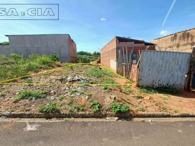 Terreno plano e encaixado com 135m² no Jardim Ivone