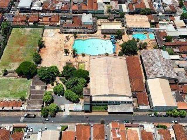 Prédio comercial onde funciona o clube palestra com 18.000 m² em Ribeirão