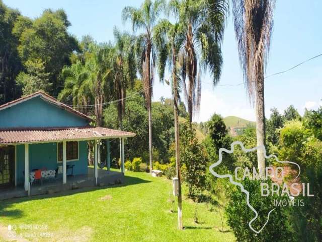 Linda chácara bem localizada! Com casa boa, pomar e área de lazer!