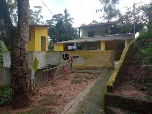 Casa geminada coletiva a venda, R$ 240 mil.