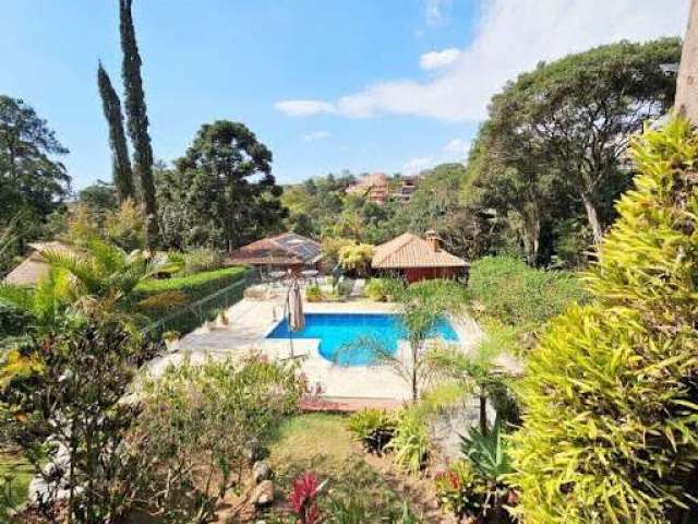 A área de lazer é um verdadeiro convite ao relaxamento, com uma bela piscina com cascata e um terraço externo.