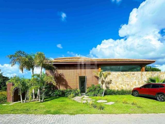 CASA A VENDA EM PRAIA DO FORTE, LITORAL NORTE DA BAHIA - Condomínio Praia Bella, acesso direto à praia, 5 suítes de alto padrão porteira fechada.