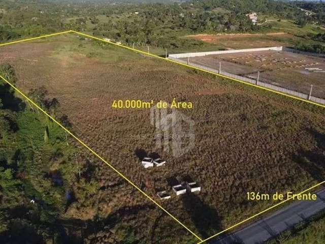 TERRENO PARA GRANDES COMÉRCIOS EM CANDEIAS. São 40.000m² com 136m de frente para pista bem perto do Centro da Cidade e da Prefeitura. Confira conosco.