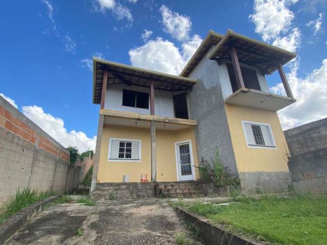 Casa com 04 quartos sendo 02 suítes á venda por R$ 280.000