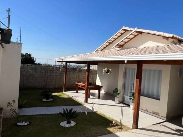 Casa com 03 quartos sendo 01 suíte com hidromassagem á venda por R$ 790.000!