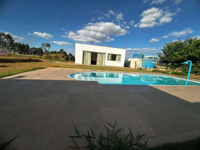 Descubra o paraíso: Sítio de 1200m² com piscina, campo de futebol á venda em Mateus Leme-MG!