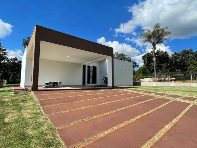 Casa moderna em lote de 1000m² com 04 quartos, sendo 02 suítes, cozinha com ilha, á venda em Igarapé MG