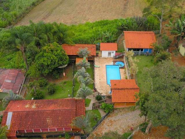 Fazendinha de 8 hectares á venda com 05 casas em Itatiaiuçu MG