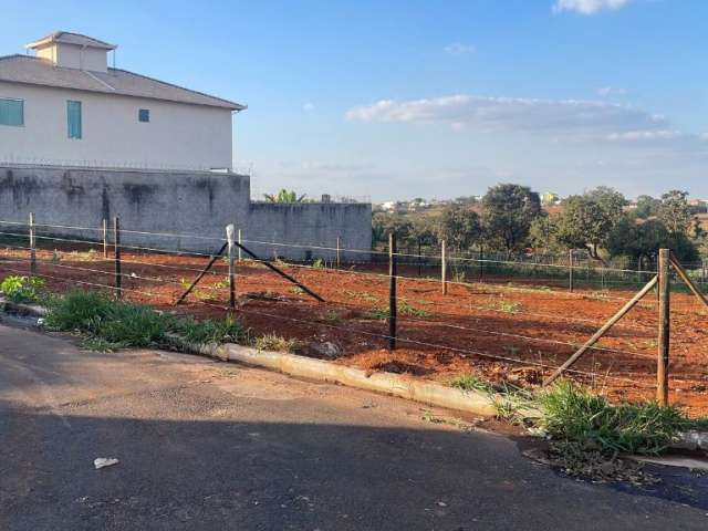 Lote 420m² de esquina com escritura e registro á venda em Igarapé MG