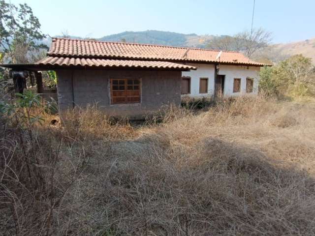 Casa simples com 03 quartos sendo 01 suíte á venda em Rio Manso-MG!