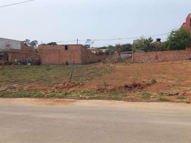 Terreno de 360m² com excelente localização á venda em Igarapé-MG!