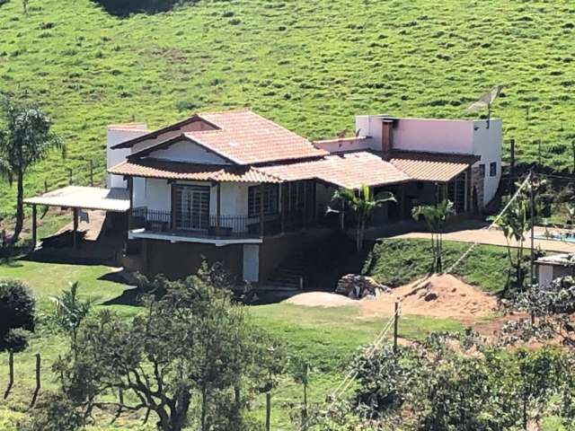 Fazenda de 82 hectares com 03 quartos sendo 01 suíte á venda em Oliveira-MG!