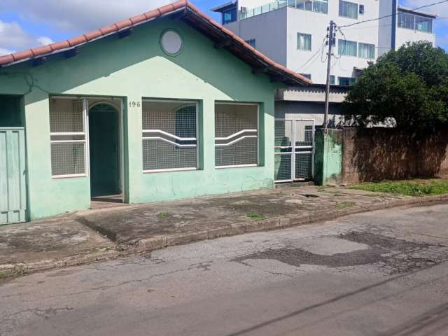 Casa á venda com 03 quartos, terreno de 700m² em Igarapé MG!