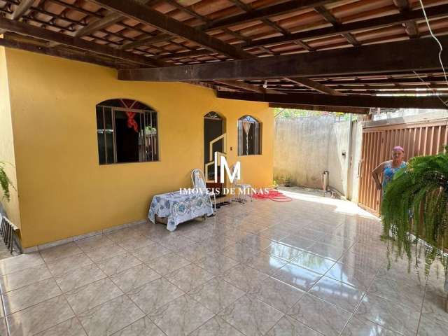 Casa á venda com 02 quartos, lote de 300m² em Rio Manso-MG!