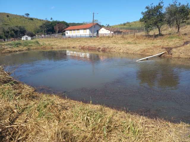 Fazenda á venda 112 hectares com 04 quartos, 03 córregos, lagoa em Oliveira MG!