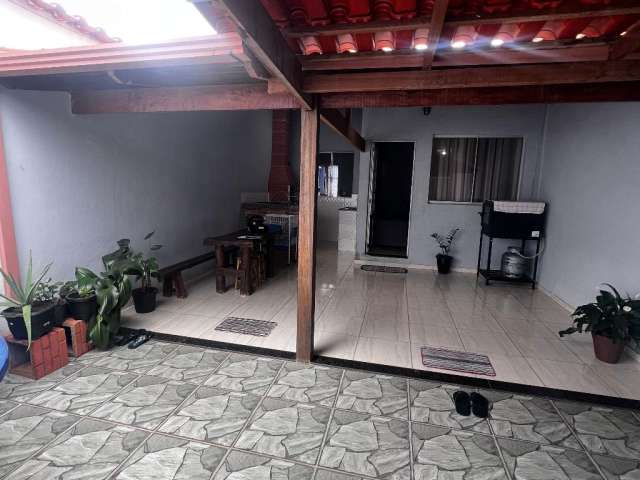 Casa á venda 02 quartos, terreno 119,70m² com ótima localização em Igarapé MG!