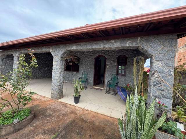 Casa á venda com 04 quartos sendo 01 suíte, terreno de 360m² em Igarapé MG!