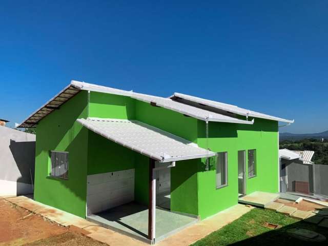 Casa á venda com 03 quartos, terreno de 360m² sendo financiável em Igarapé MG!