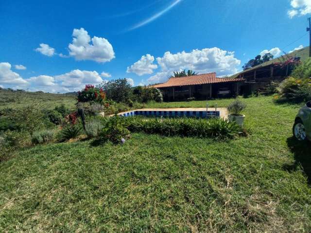 Fazenda á venda de 8 hectares com 03 quartos, rica em água em Oliveira MG!