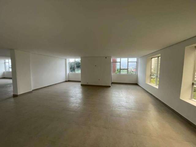 Andar Corporativo Comercial de Alto Padrão no Bairro Cruzeiro em Belo Horizonte-MG: 8 Salas, 4 Banheiros, 5 Vagas - 300m².